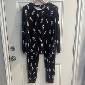 A black star scream ghost face two piece set long sleeve and pants pajamas large